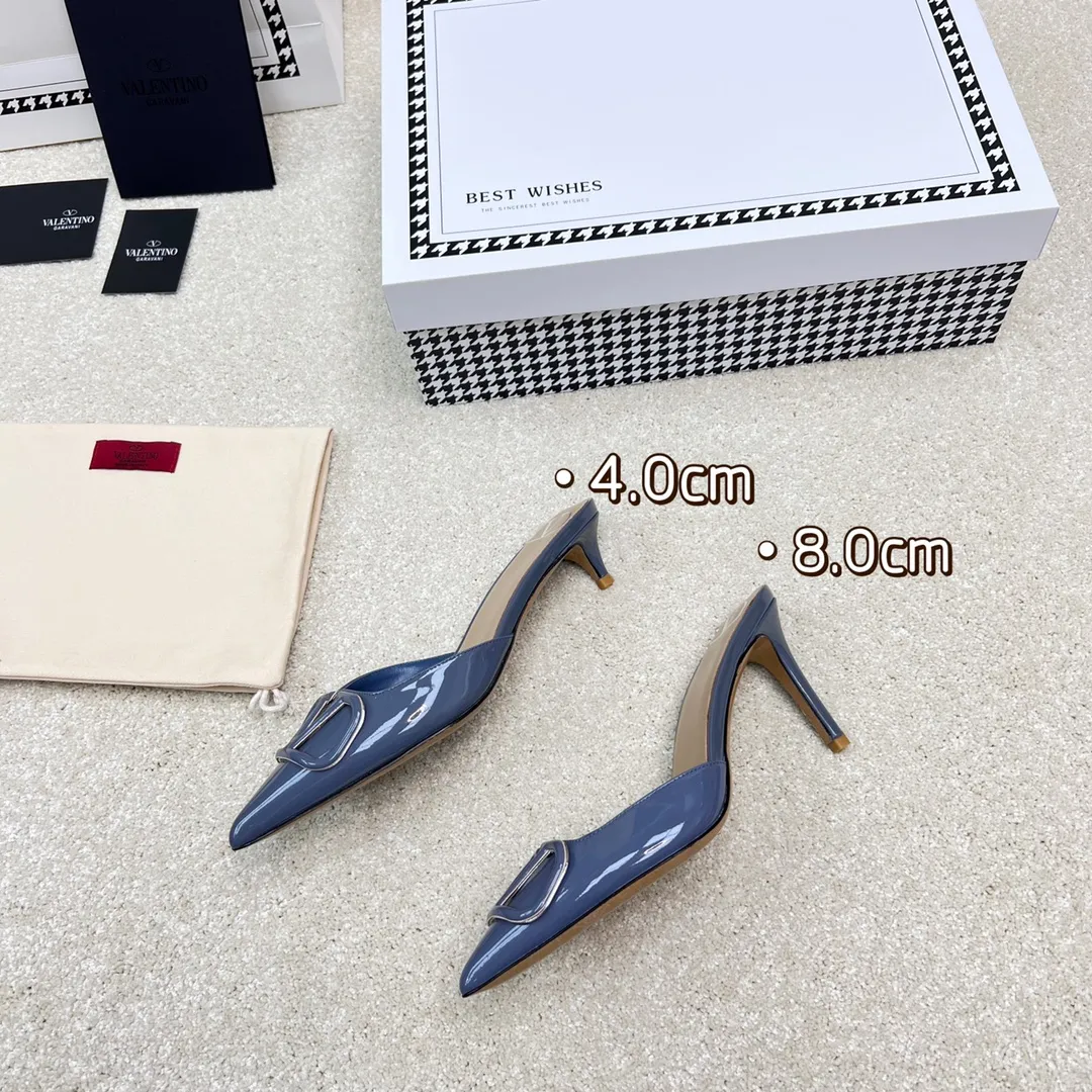 👟👟Ex-factory price 500👟👟 VALENTINO latest V Logo buckle back empty slippers 🔥🔥🔥 🕳️🕳️🕳️ Exclusive original 1-1 development, no goods without the original 〰 ɪɴѓᴏʀᴍᴀᴛɪᴏɴ 〰 Buckle: V-LoGo leather buckle Material: Imported patent leather Lining: full-grain sheepskin Outsole: Italian through-dyed cowhide Midsole: Italian original craft material Process: computer stitching, machine shaping Heel height: 4.0/8cm Made in Italy 🇮🇹 Ready-made code: 35 36 37 38 39 Ready-made custom code: 34 40 41 Delivery period 1-3 days Not retreating